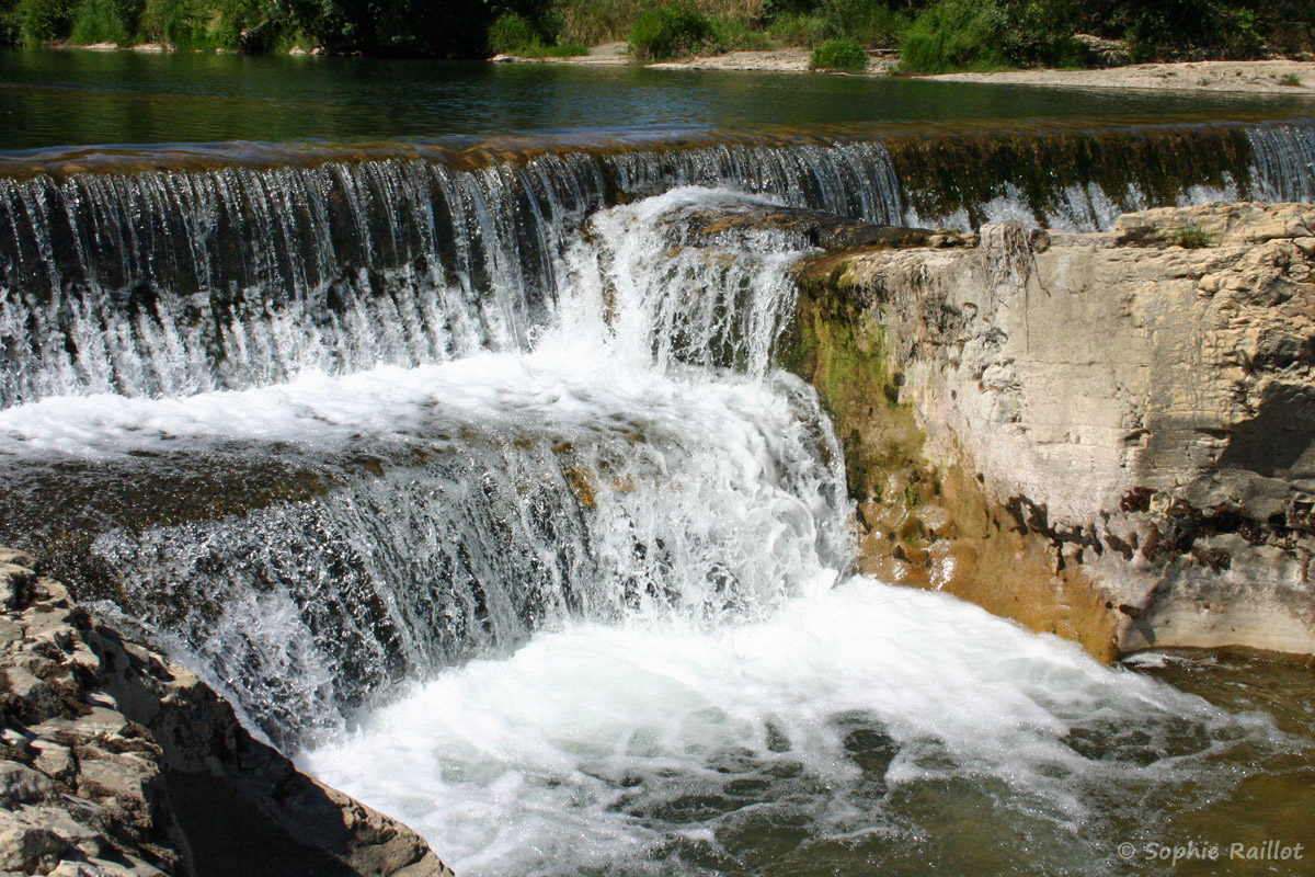 Le seuil, est le point de départ des cascades du Sautadet. Il a été aménagé afin d’alimenter un moulin situé sur la rive gauche de la Cèze, dont une partie a été emportée lors de la crue de 2002.