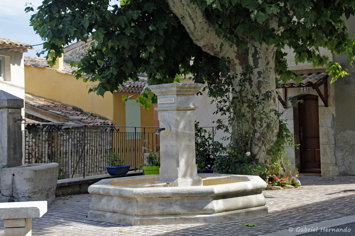 Fontaine de la rue des Remparts, à Gréoux Les Bains