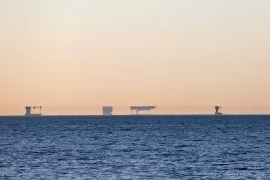 Fata Morgana, un effet optique, un mirage, avec des bateau à destination du port du Havre (Villers-sur-Mer, avril 2022)