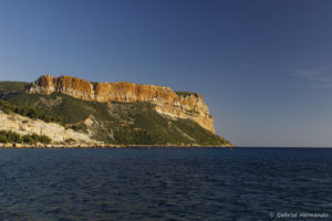 Cap Canaille, avec les falaises Soubeyranes, qui sur plombent l'Anse de l’Arène, à Cassis