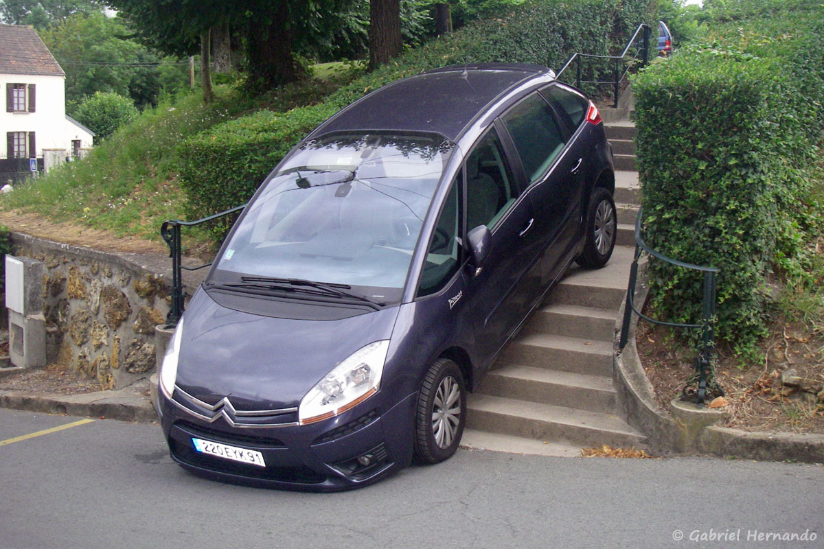 Voiture en bas des escaliers (Les Granges Le Roi, juillet 2011)