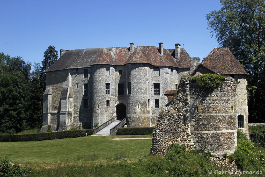 Le châtelet avec sa façade médiévale