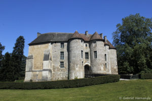 Le châtelet et sa façade médiévale, avec à gauche, le donjon du 12 ème siècle, de style roman