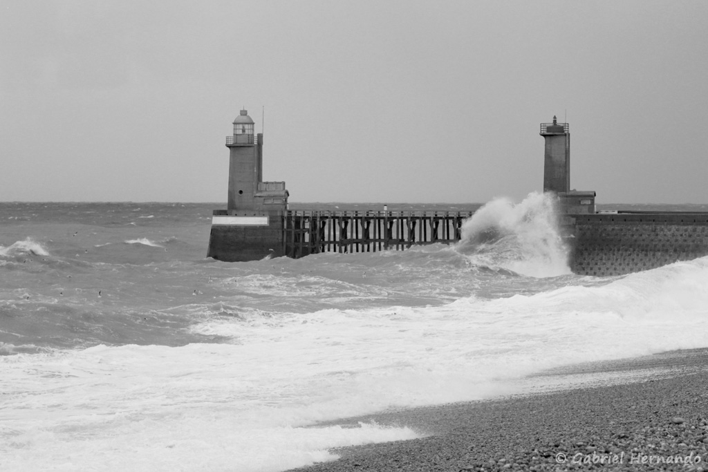 Mer agitée à Fécamp, en noir et blanc (octobre 2017)