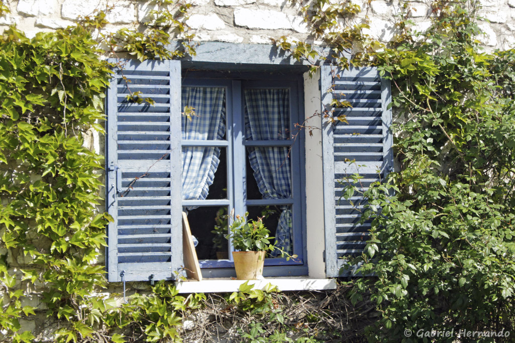 Jolie fenêtre d'une maison de Giverny, photographiée en mai 2018