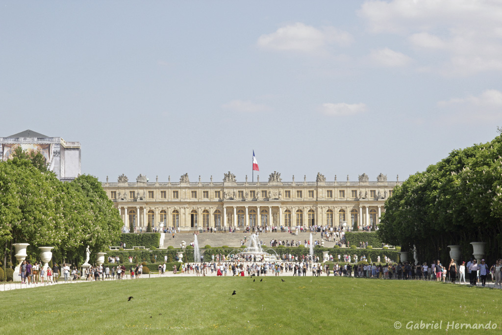 Vue du château de Versailles, avec le parterre de Latone, depuis bassin d'Apollon