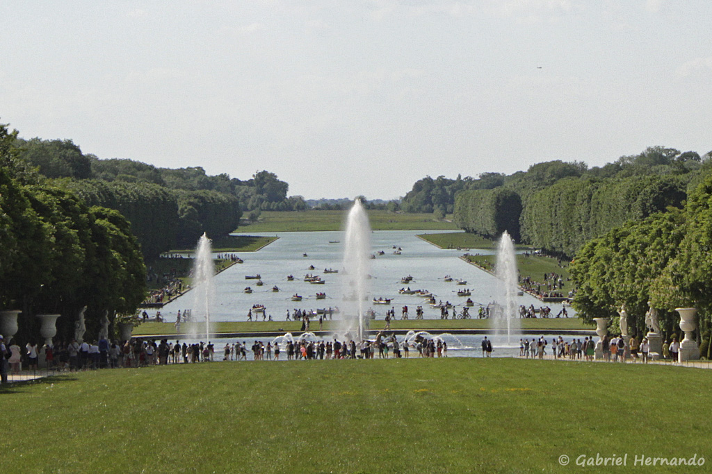 Vue sur le bassin du char d'Apollon et le grand canal, parc du château de Versailles