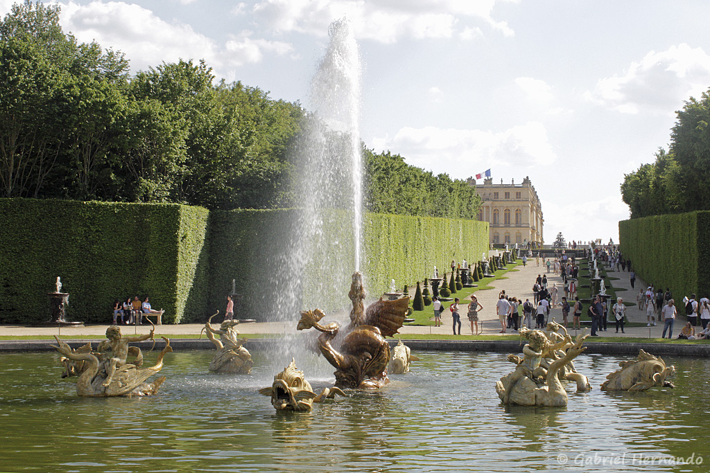 Le bassin du dragon, avec vue sur l'allée d'eau et le château de Versailles