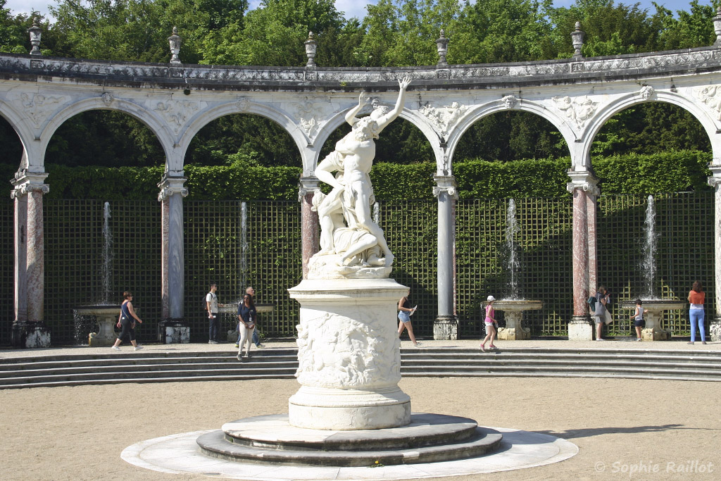 Bosquet de la colonnade, parc du château de Versailles, avec, en son centre, la statue de l’enlèvement de Proserpine par Pluton.