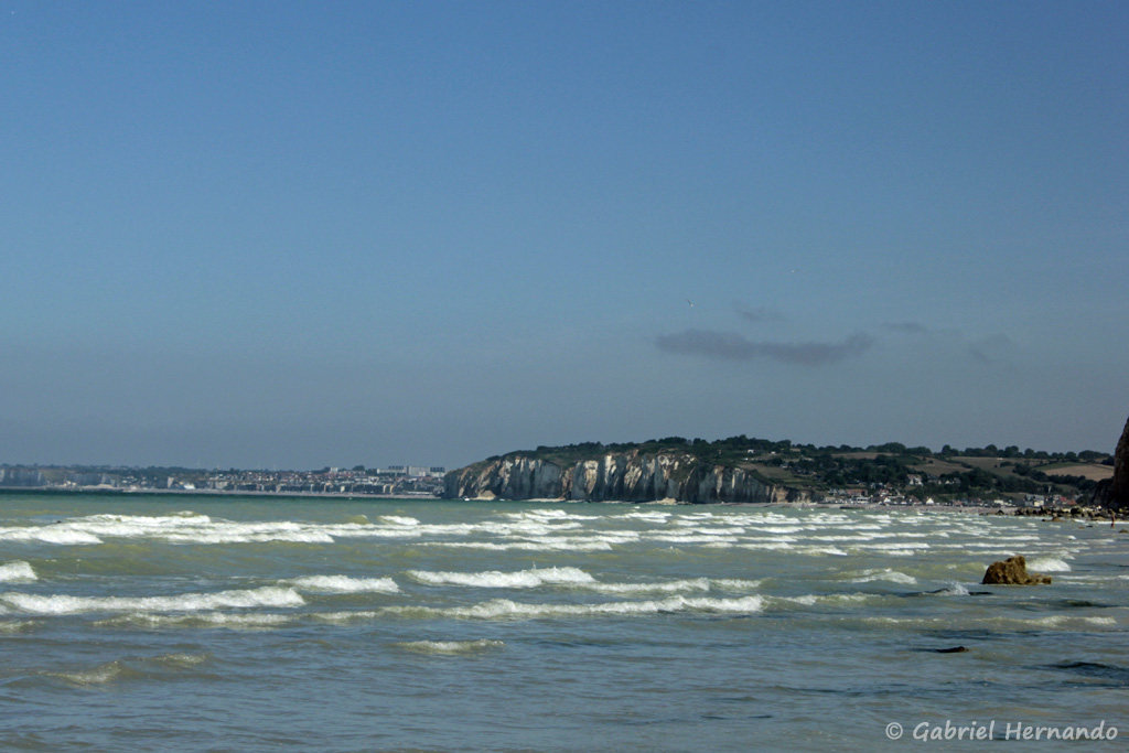 Plage des Moutiers, à Varengeville-sur-Mer, avec vue sur Pourville et Dieppe, avec la marée montante