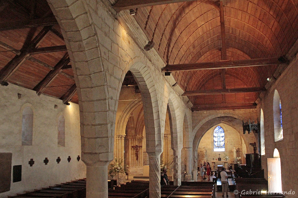 Intérieur de l'église Saint Valéry, de Varengeville-sur-Mer, avec ses 2 nefs