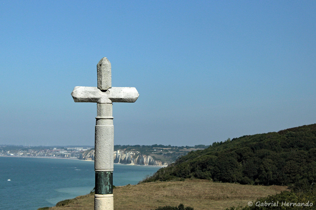 Croix du cimetière marin de Varengeville-sur-Mer, avec paysage