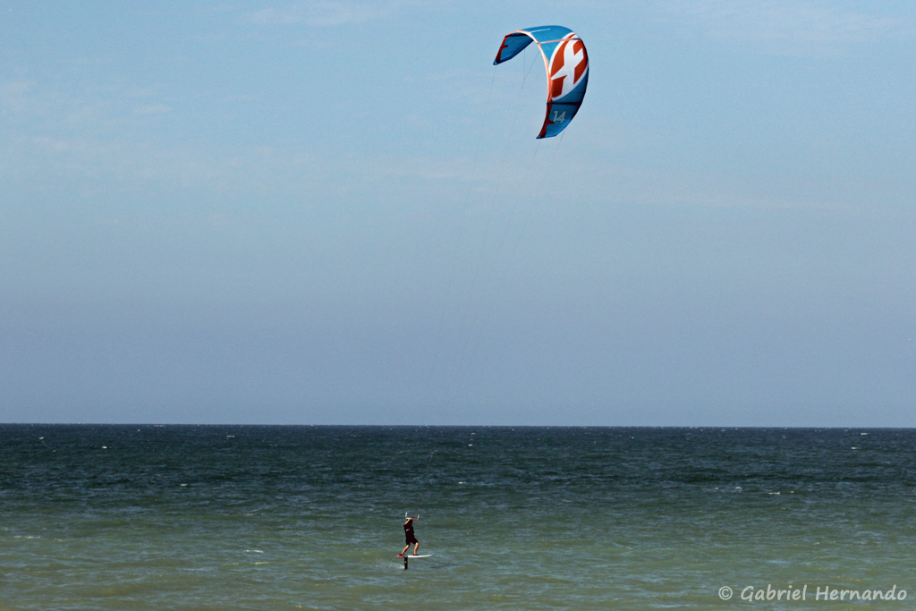 Kitesurfeur, avec une plancher équipée d'un foil, à Pourville-sur-Mer