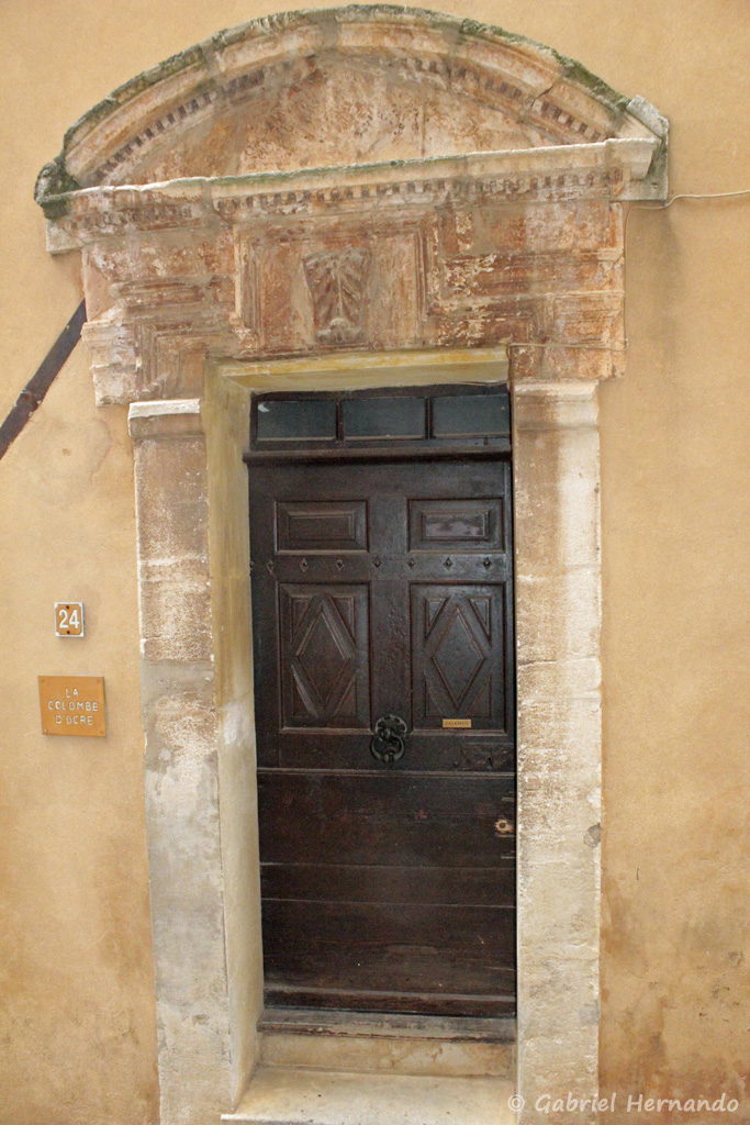 Une jolie porte dans une ruelle de Roussillon de Provence