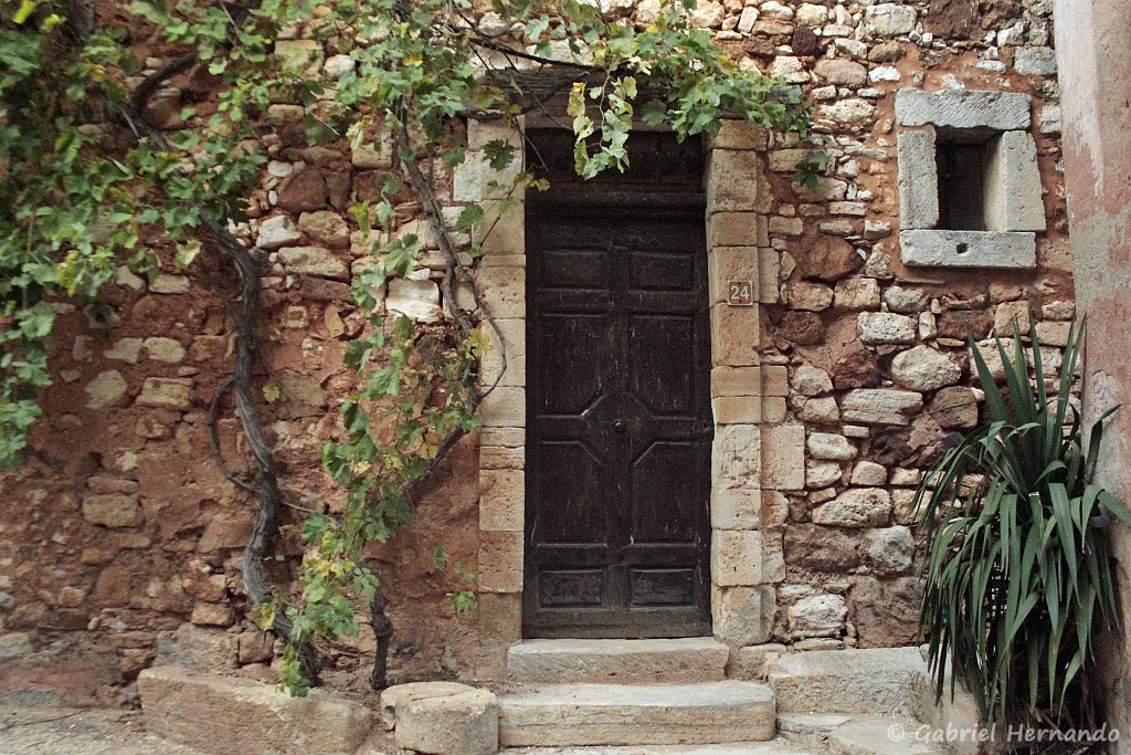 Façade ancienne avec sa végétation et sa belle porte, à Roussillon