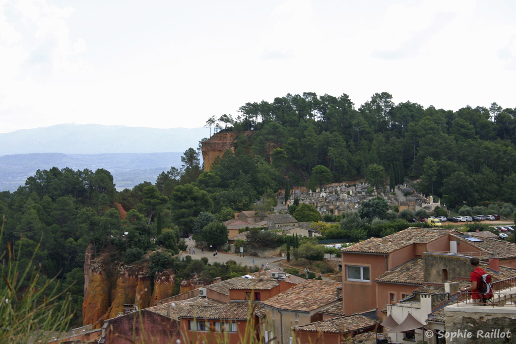 Vue sur le village de Roussillon, avec le point de départ du  sentier des ocres