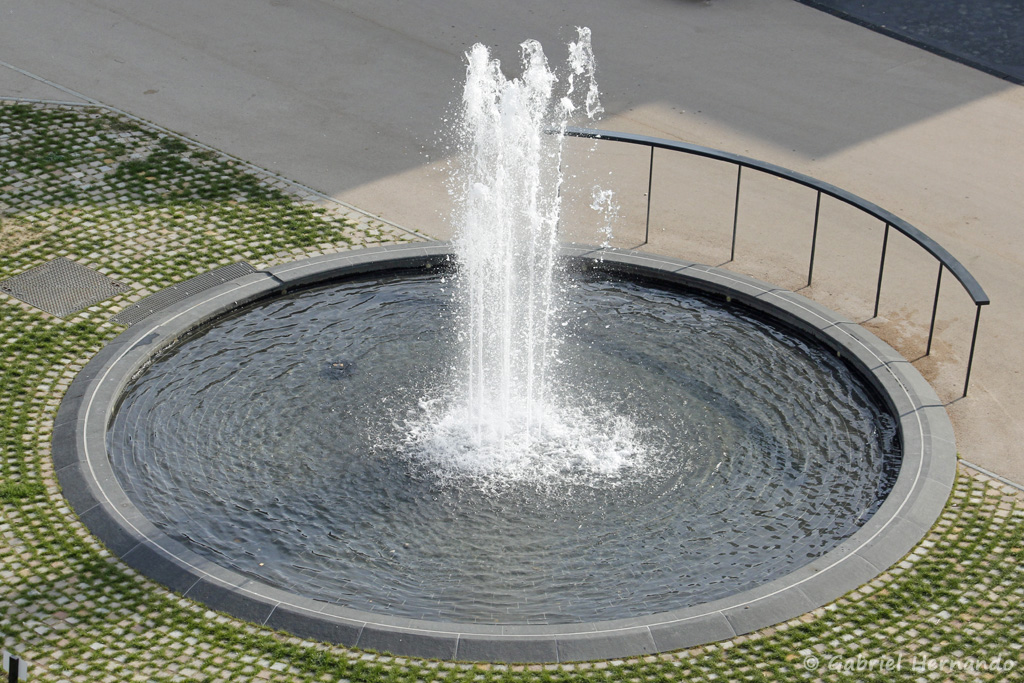 Fontaine du jardin des arts, au pied de la tour des archives (Vernon, journées du patrimoine, septembre 2020)