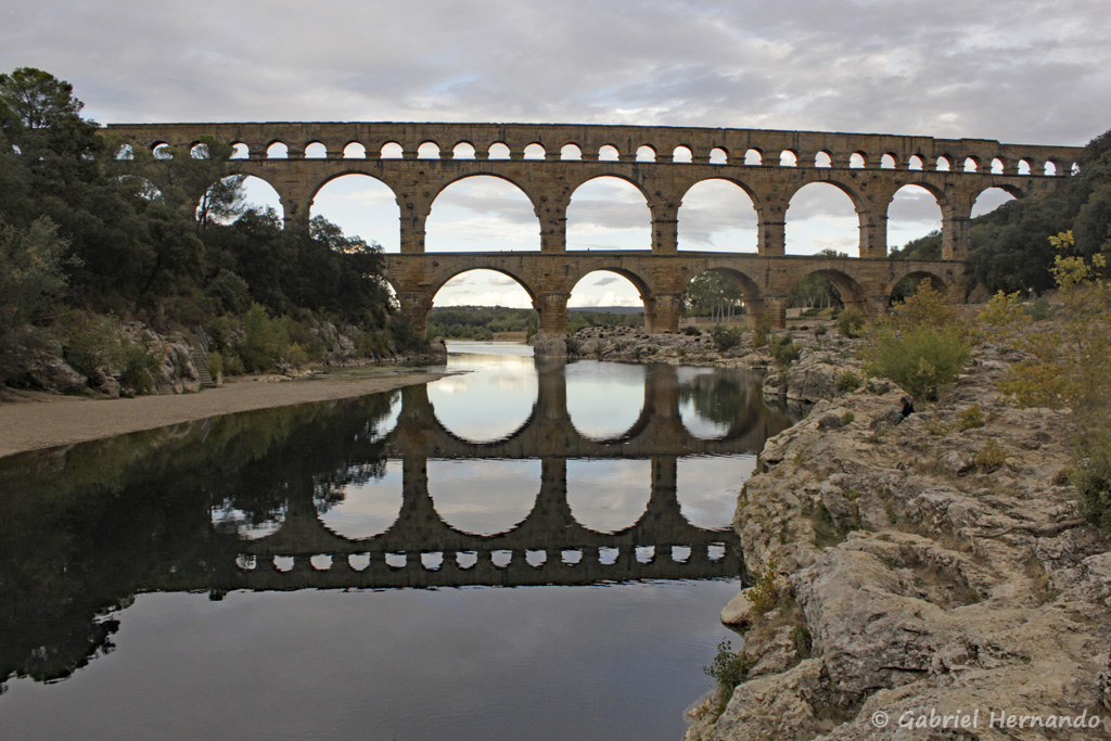 Le pont du Gard et son reflet dans l'eau du Gardon (septembre 2018)