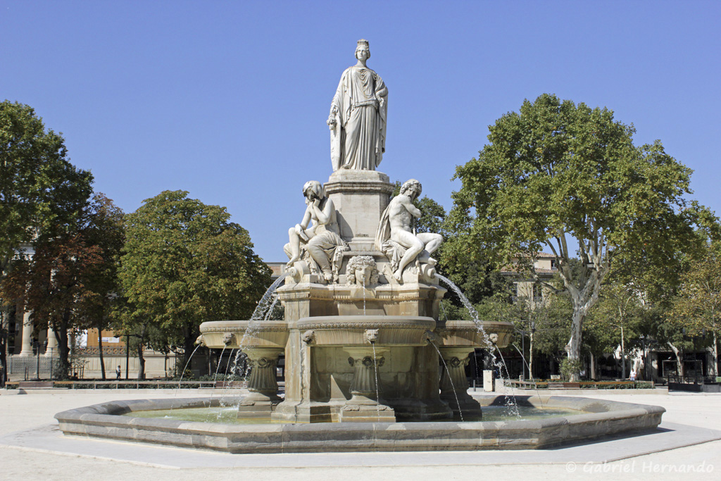 Fontaine Pradier, tout de marbre blanc, Inaugurée sur l'esplanade de Nîmes depuis 1851 (septembre 2017)