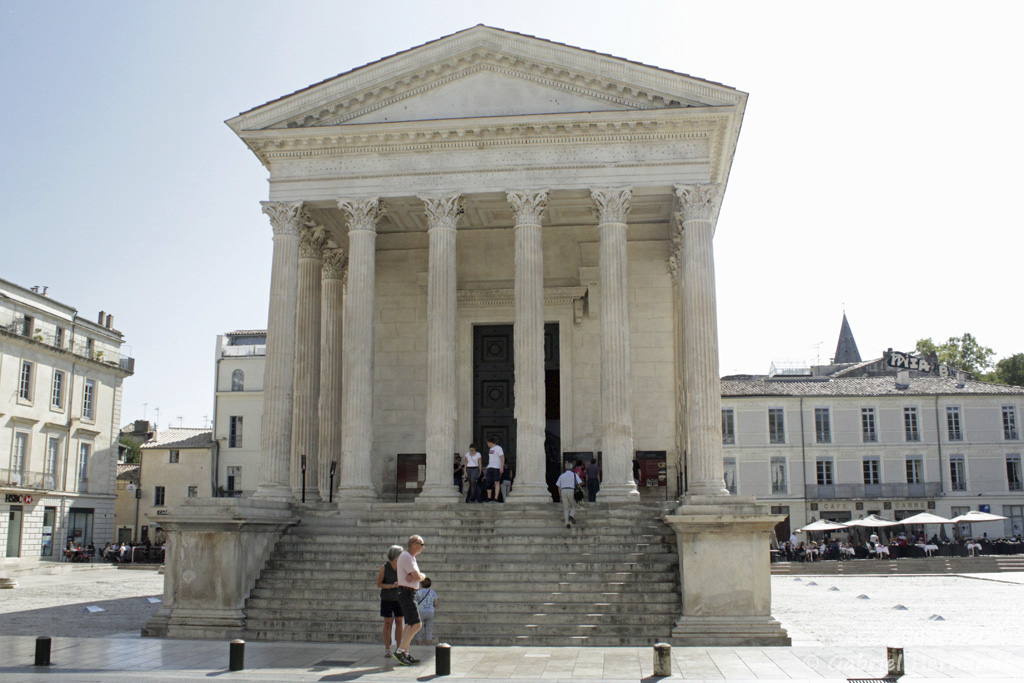 La Maison Carrée, à Nîmes, vue de face avec ses colonnes et son fronton (septembre 2017)