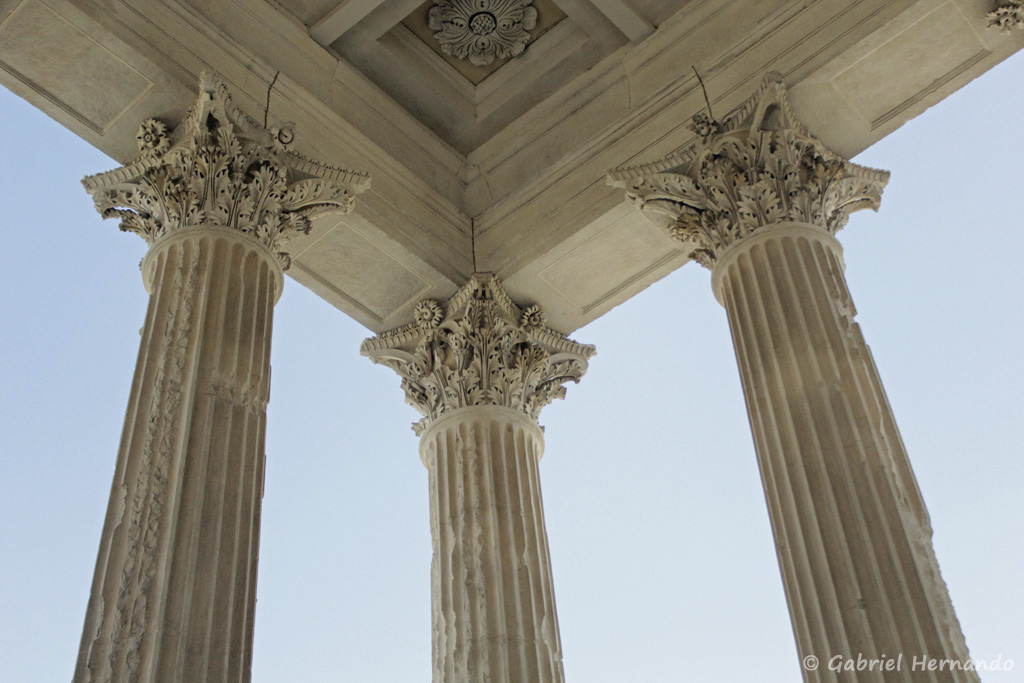 La Maison Carrée, à Nîmes, détail des chapiteaux, en partie supérieure des colonnes (septembre 2017)