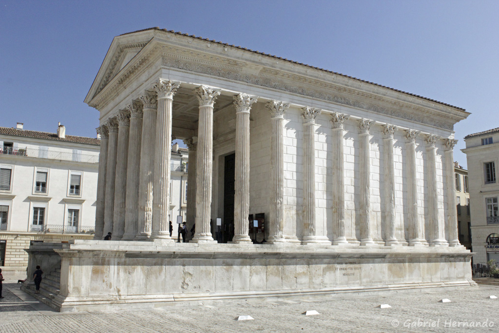 La Maison Carrée, à Nîmes, avec ses colonnes (septembre 2017)