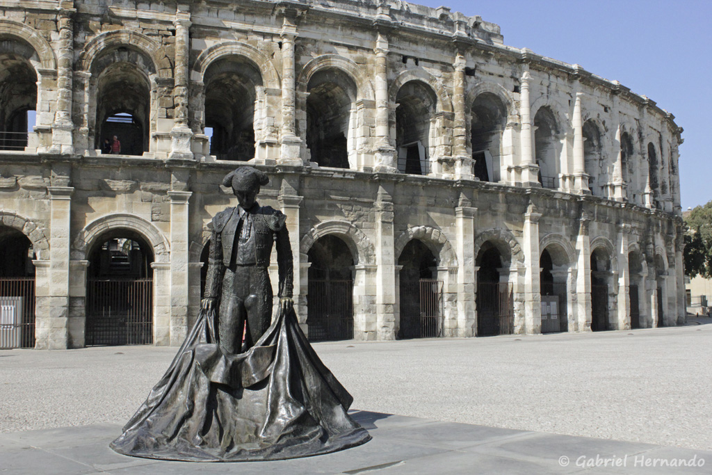 Statue de Christian Montcouquiol dit « Nimeño II », figure de la tauromachie française, devant les arènes de Nîmes (septembre 2017)