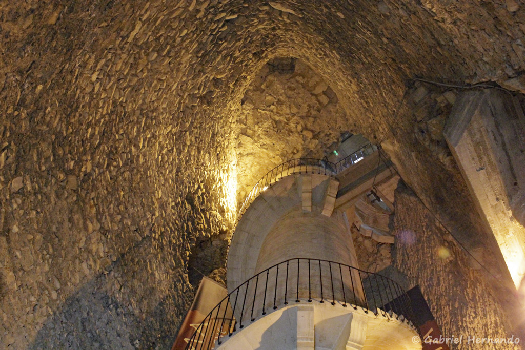 Vue intérieure de la Tour Magne, avec son escalier central (septembre 2017)