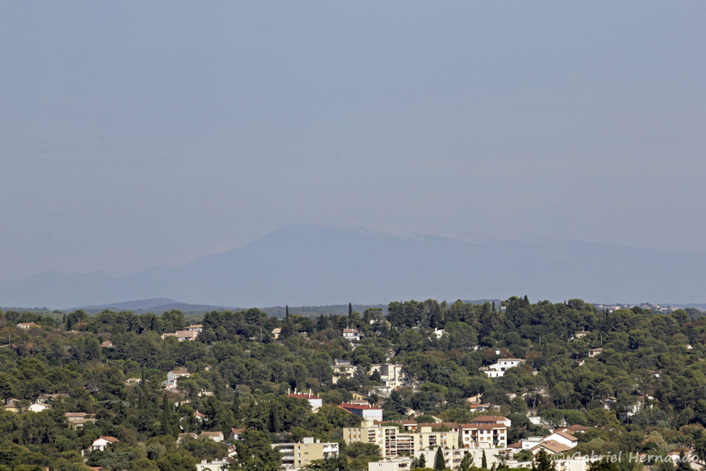 Vue panoramique, du sommet de la Tour Magne, avec Nîmes et la silhouette du Mont Ventoux, distant de 80 km (Septembre 2017)