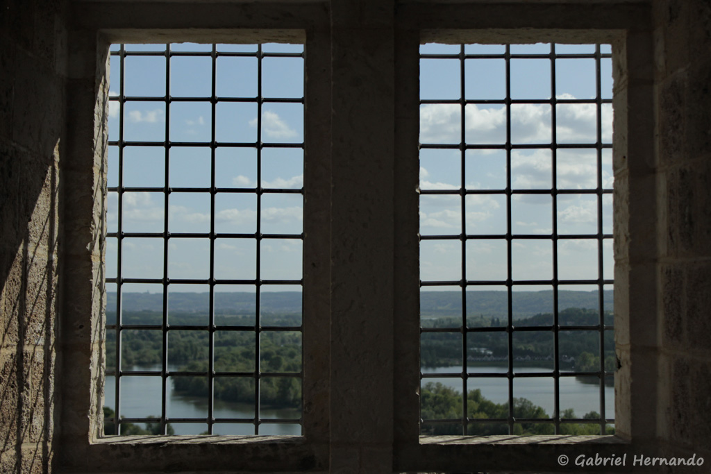 Panorama depuis le Château Gaillard, au travers une des fenêtres (Les Andelys, mai 2018)