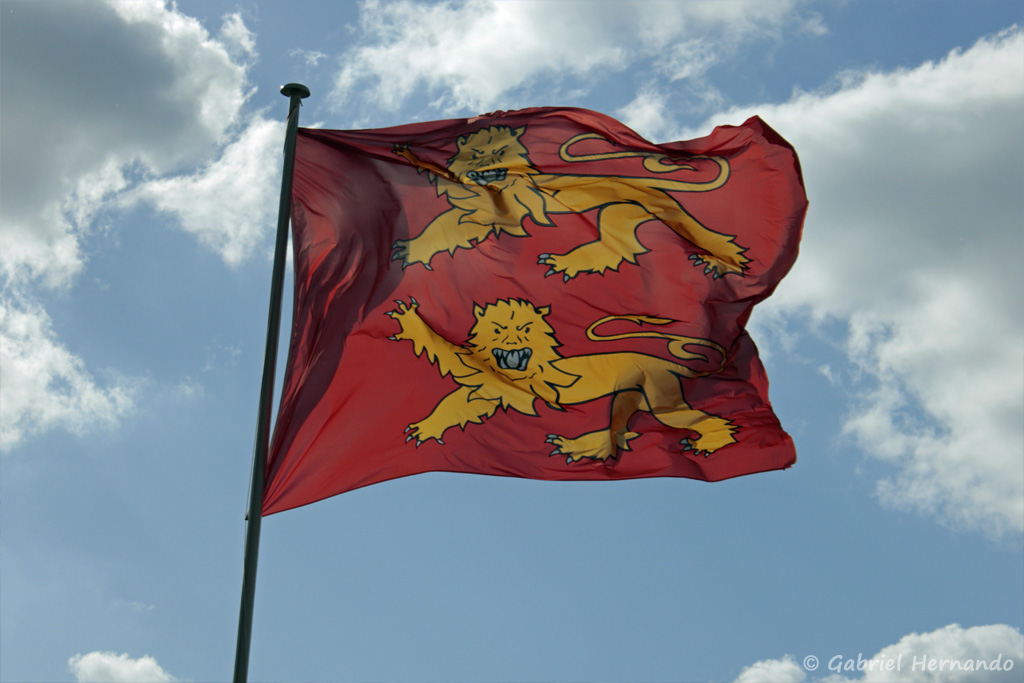 Le drapeau Normand au sommet du donjon du château Gaillard (Les Andelys, mai 2028)