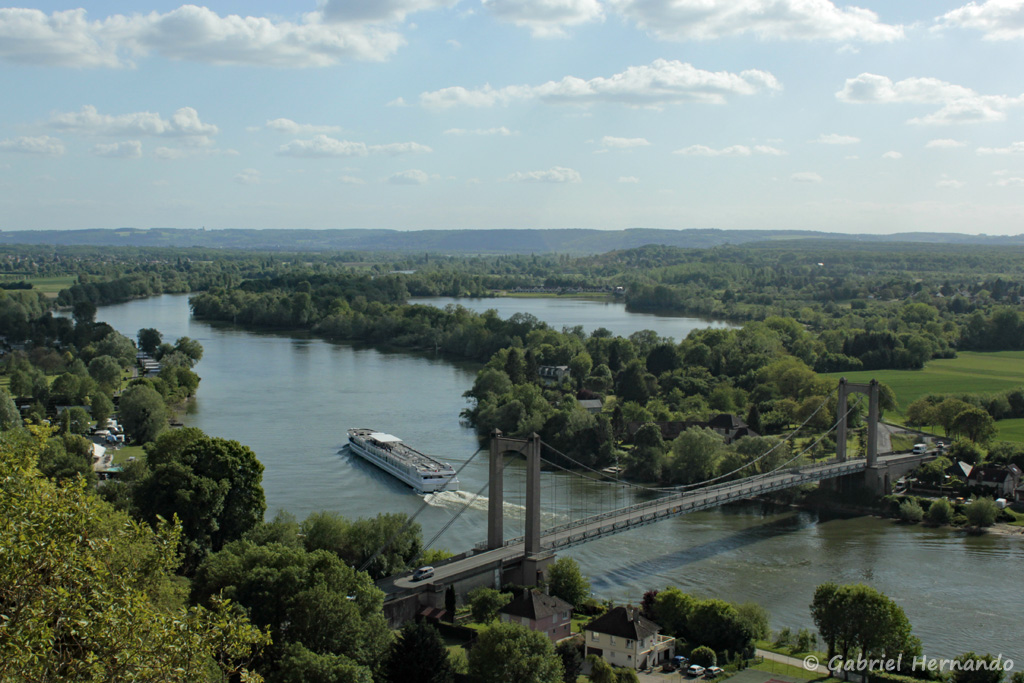 Panorama sur la Seine avec le pont des Andelys, depuis le Château Gaillard (mai 2018)