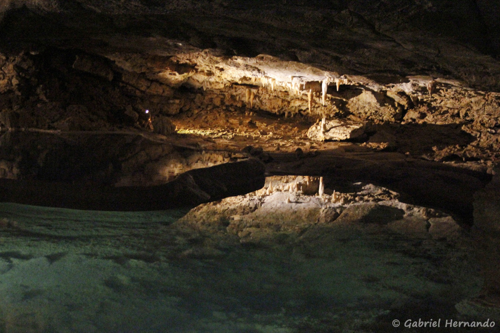 Gour, stalactite et stalagmite, dans la salle des Gours