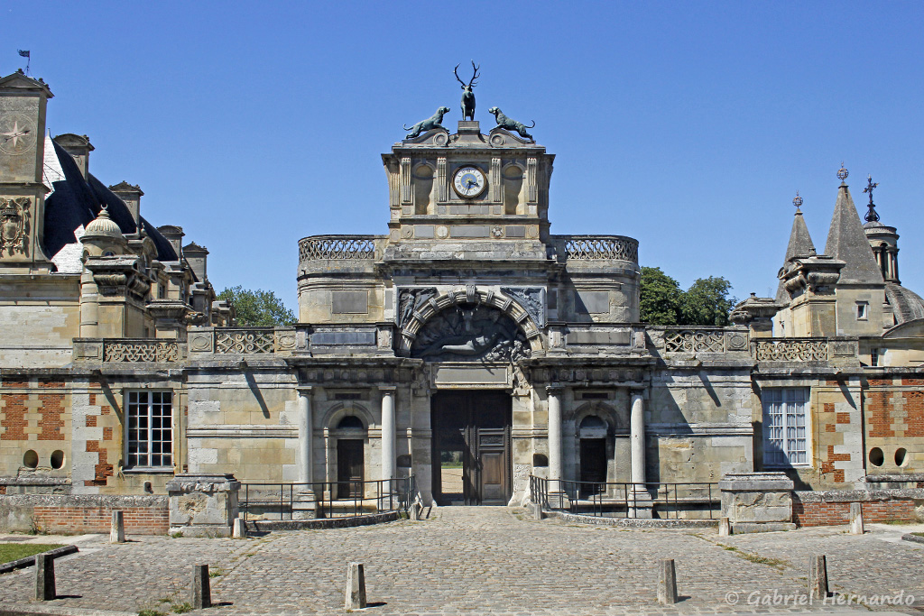 Le portique d'entrée, de l'extérieur du château (Anet, juin 2021)