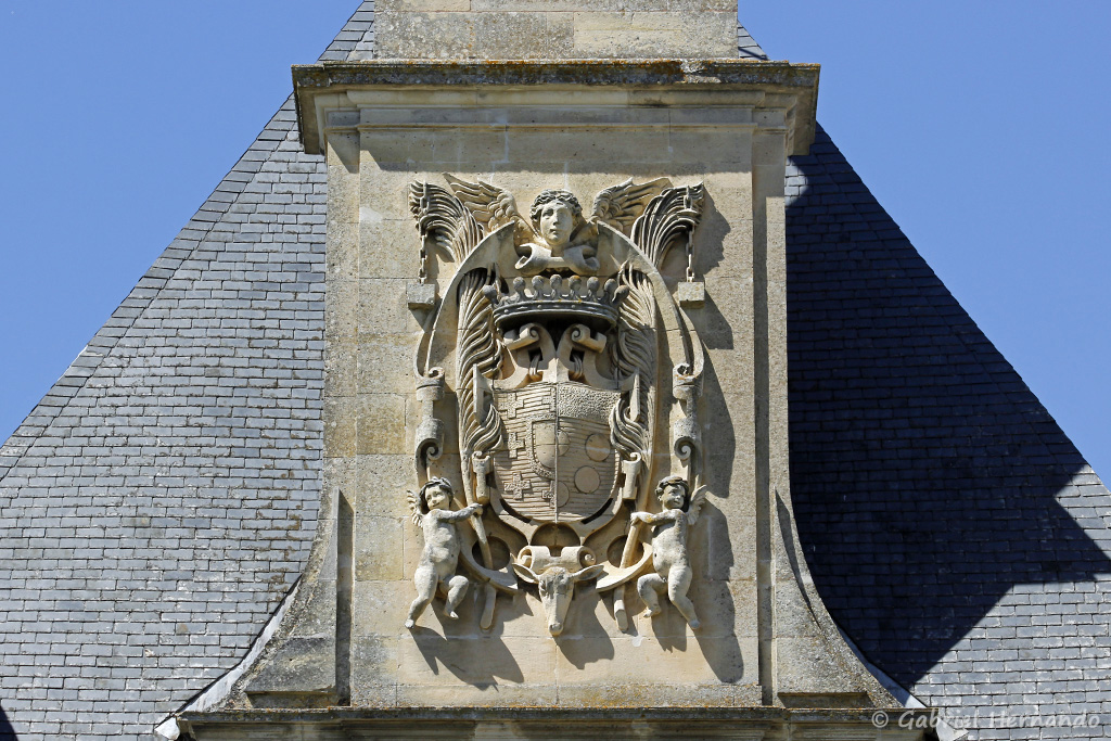 Ornement sur cheminée du château d'Anet (Anet, juin 2021)