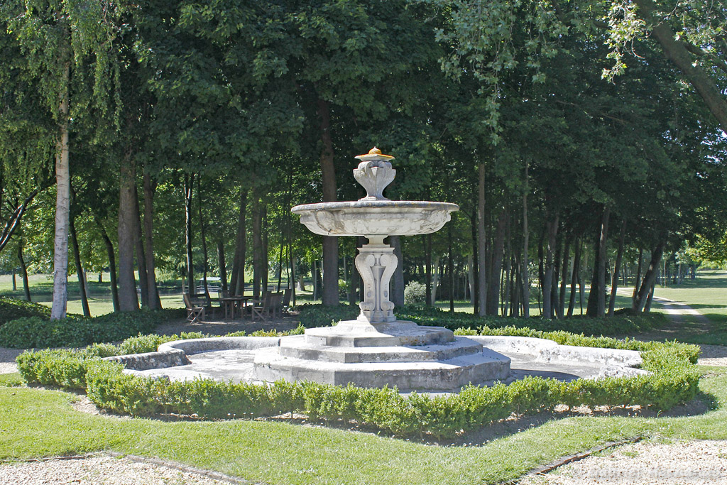 Fontaine, à l'extrémité du château (Anet, juin 2021)