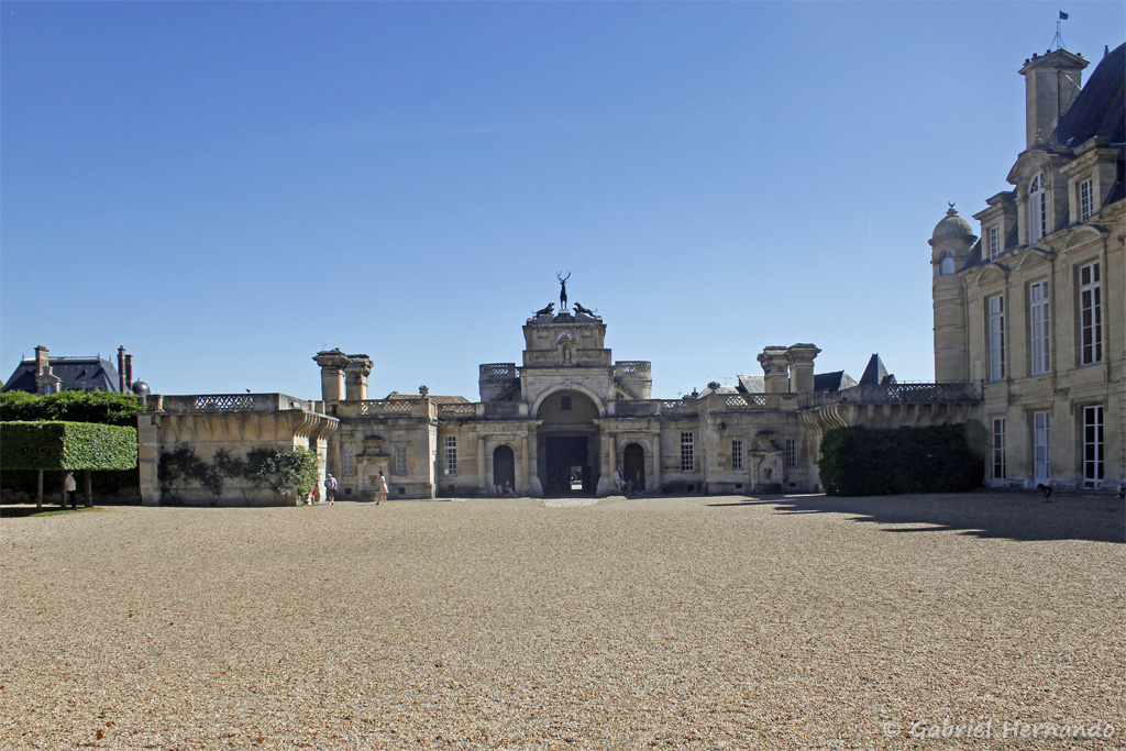 La cour d'honneur et le portique d'entrée du château (Anet, juin 2021)