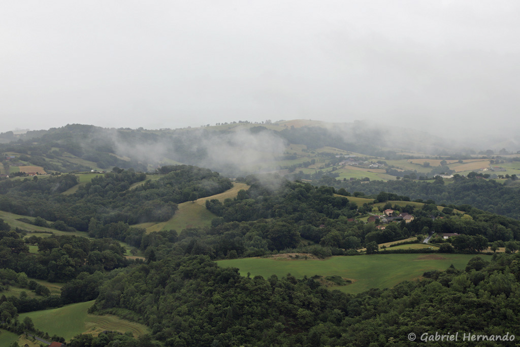 Panorama nuageux, sur la vallée, à partir du parking (Puy de Wolf, Aveyron, juin 2021)