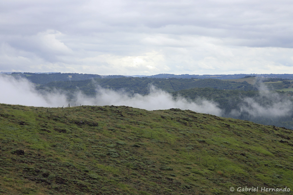 Panorama nuageux, sur le massif de serpentinite, à partir du parking (Puy de Wolf, Aveyron, juin 2021)