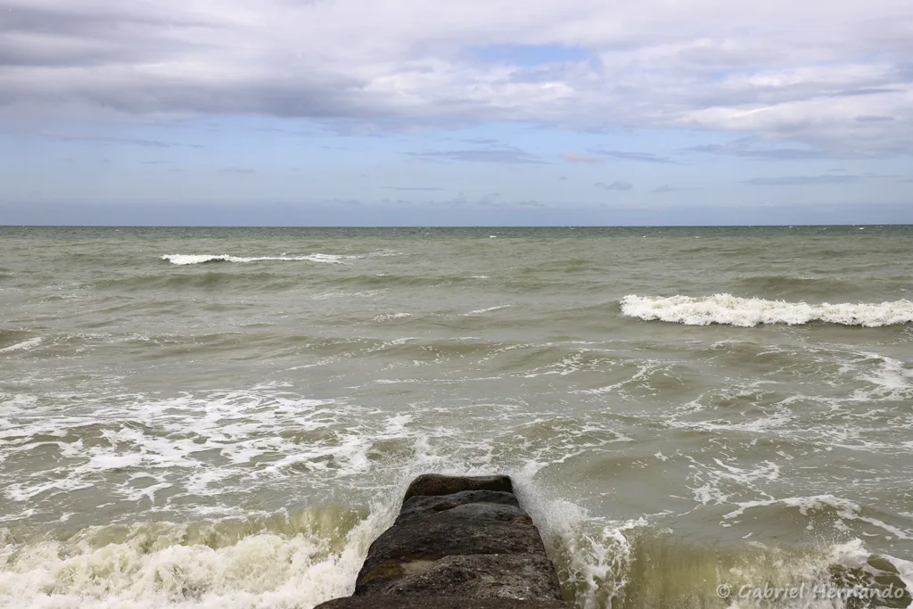 La mer montant sur un épi de béton (Plage du Bois de Cise, Ault, août 2021)