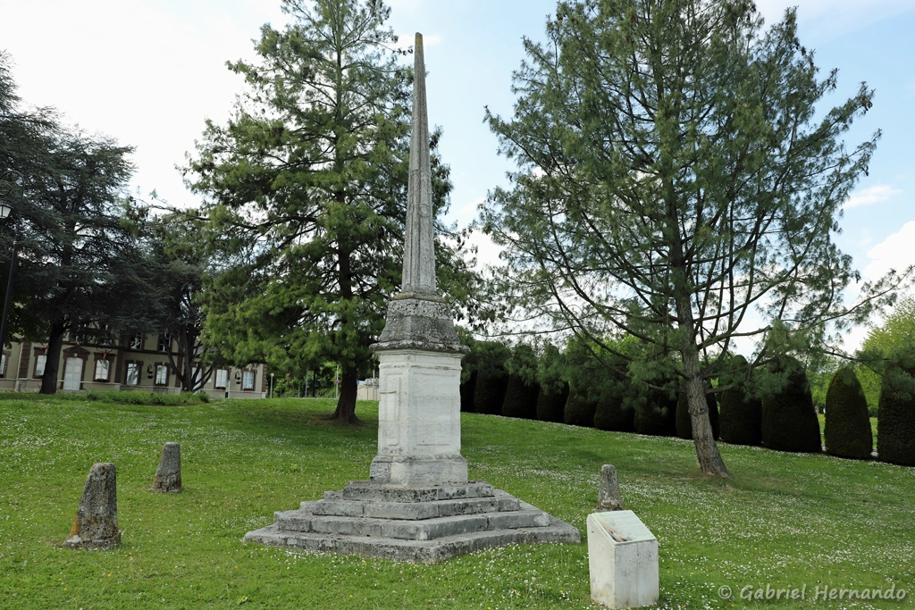 Monument dit Pyramide de la Croix Blanche, datant de 1759 (Saint-Marcel, Eure, avril 2025))