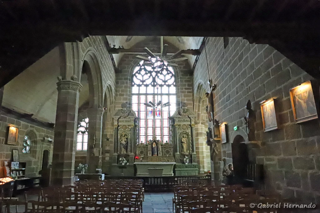 Vue vers le coeur de la chapelle Notre-Dame-de-la-Clarté de Perros-Guirec (Perros-Guirec, septembre 2021)