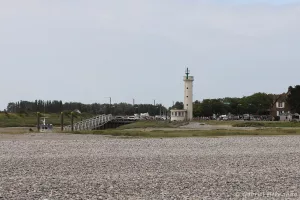 Le phare du Hourdel, vu de la pointe du même nom (Cayeux-Sur-Mer, août 2021)