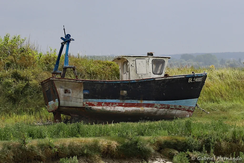 Epave de bateau de pêche, aux abords du petit port du Hourdel (Cayeux-Sur-Mer, août 2021)