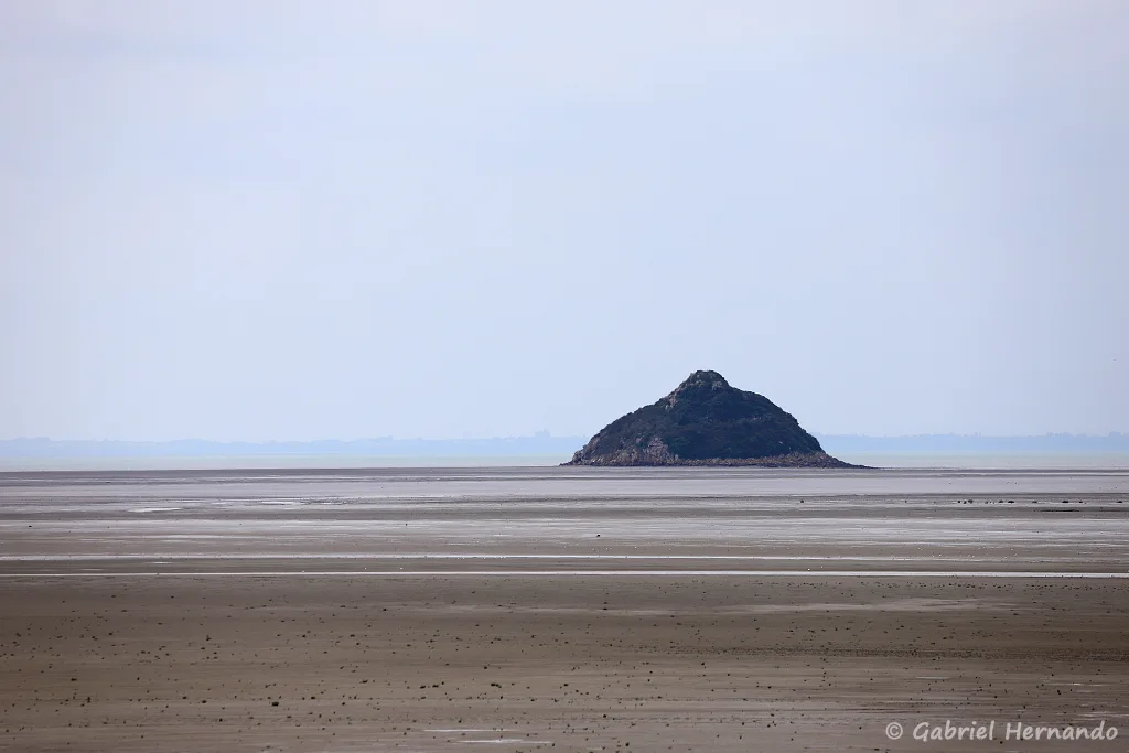Rocher de Tombelaine, à marée basse, depuis la pointe du Groiun du Sud (septembre 2021)