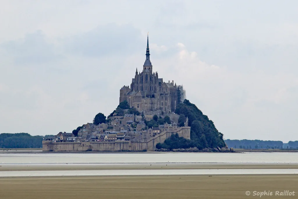 Le Mont Saint-Michel, à marée basse, depuis la pointe du Groiun du Sud (septembre 2021)