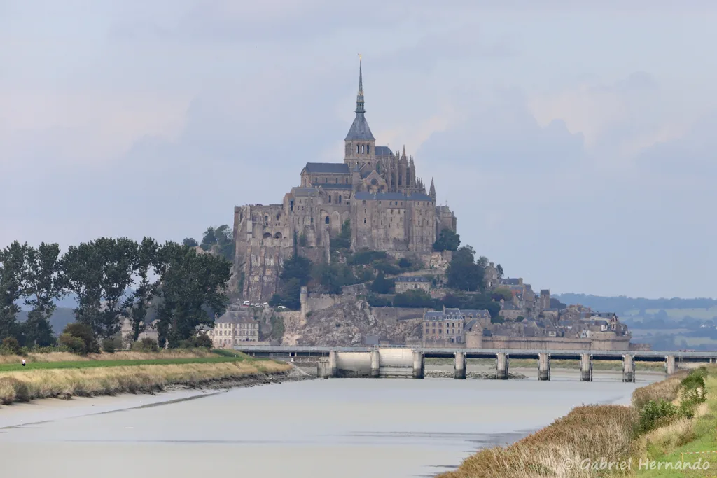 Le Mont-Saint Michel et le barrage sur le Couesnon, depuis le pont situé en amont (septembre 2021)
