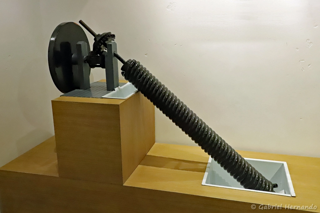 Maquette de la vis d'Archimède, permettant d'acheminer l'eau à un niveau supérieur (Clos Lucé, Amboise, novembre 2021)