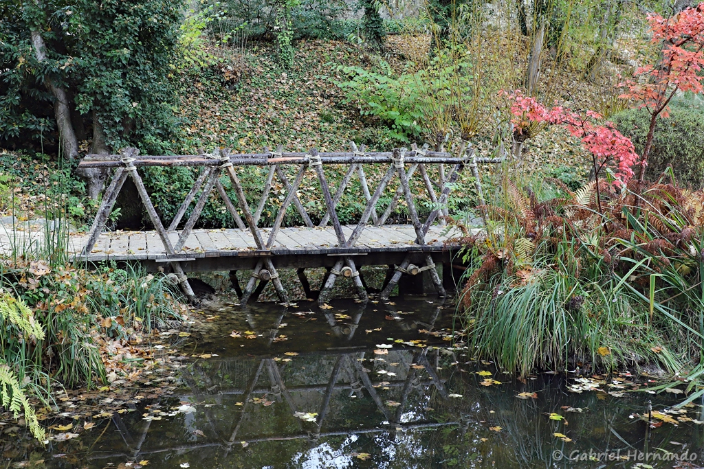 Pont de bois, dans le jardin de Léonard (Parc du Clos Lucé, Amboise, novembre 2021