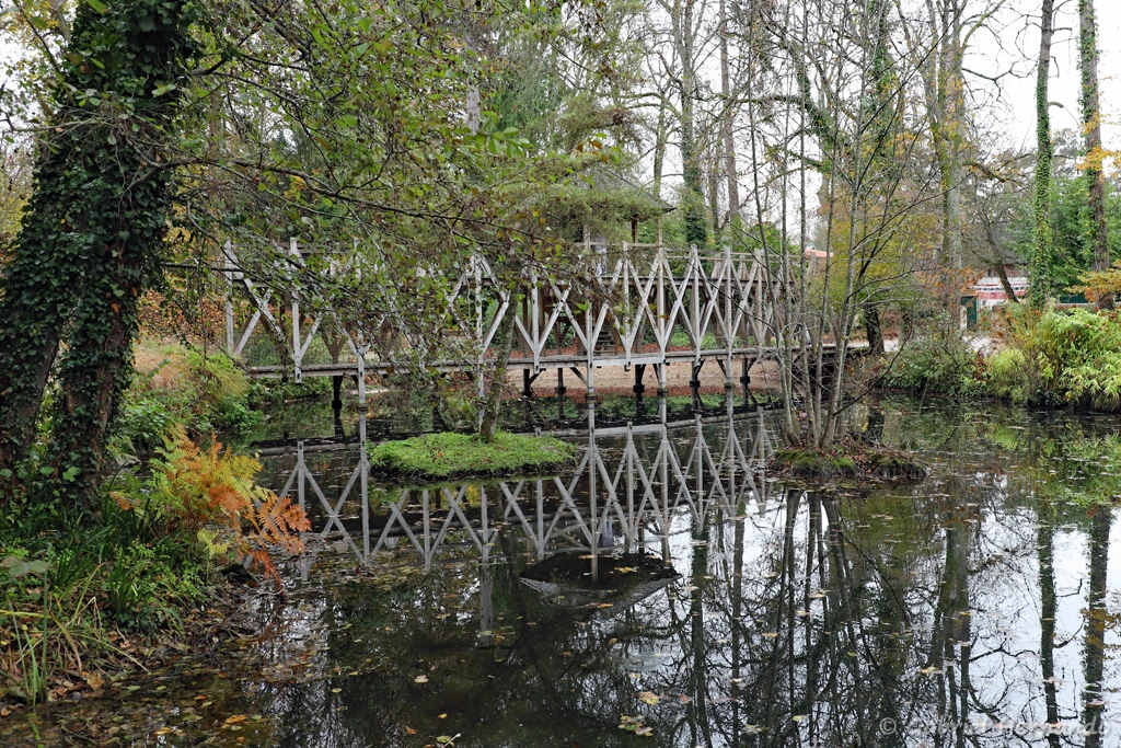 Le pont à deux niveaux (Parc du Clos Lucé, Amboise, novembre 2021)